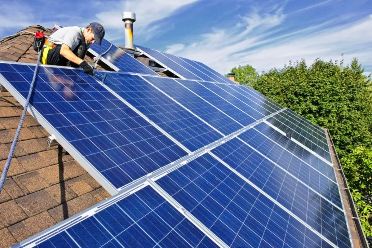 Guide to Avoiding Common Mistakes in Solar Panel and Gutter Cleaning